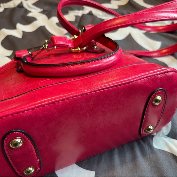 Is this pink purse with gold zipper closure and hardware accents 10x7x5” … - Picture 7 of 8